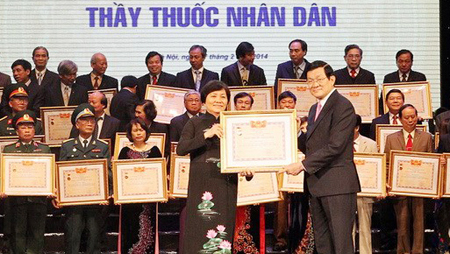 Destacan méritos y tareas de los médicos vietnamitas en su día